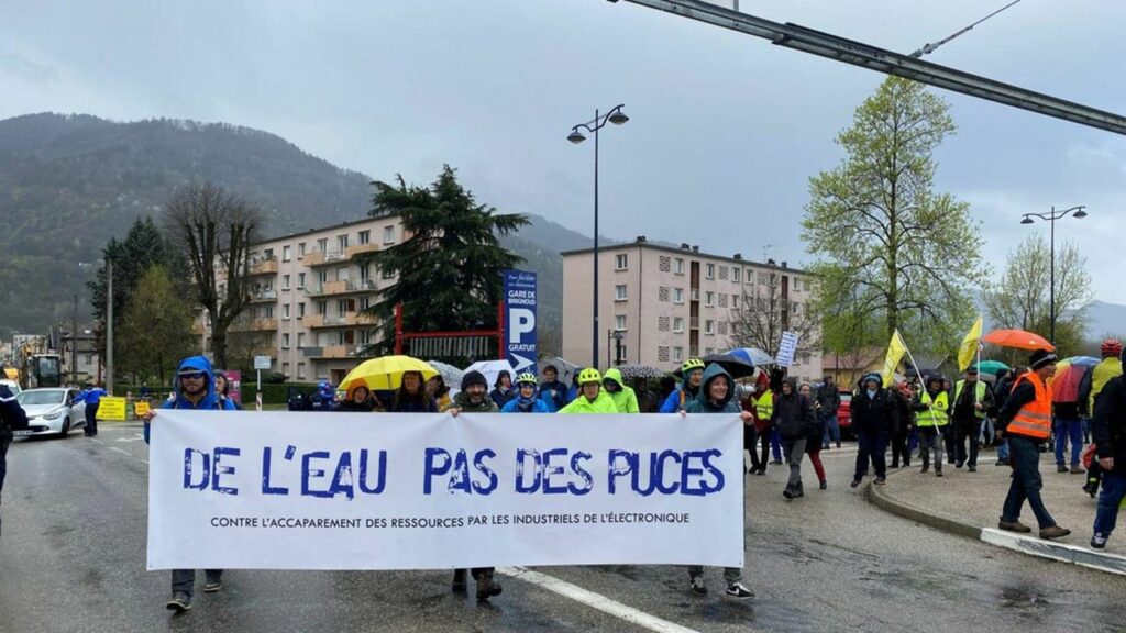 Manifestation contre l'industrie électronique pilleuse d'eau à Grenoble dans l'Isère (38)